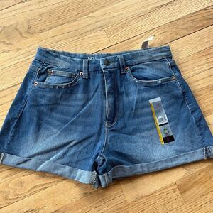 NWT no boundaries woman’s (juniors) size 11 curvy mom shorts med wash